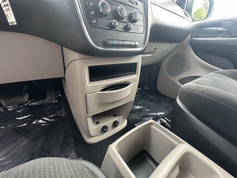 Used 2016 Dodge Grand Caravan SE w/ Quick Order Package 29E SE FWD image 8