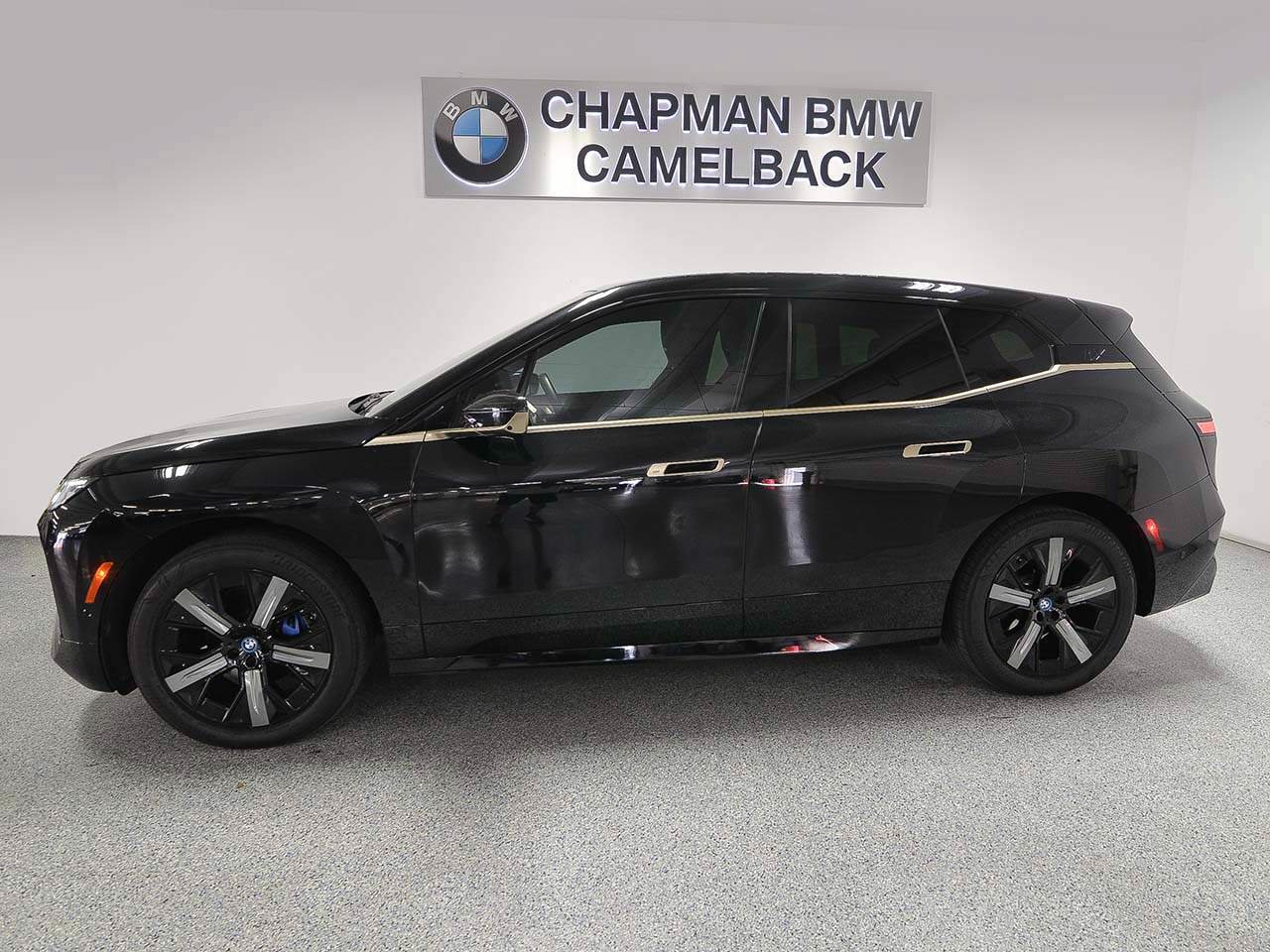 Used 2024 BMW iX xDrive50 w/ Sport Package AWD/4WD image 3