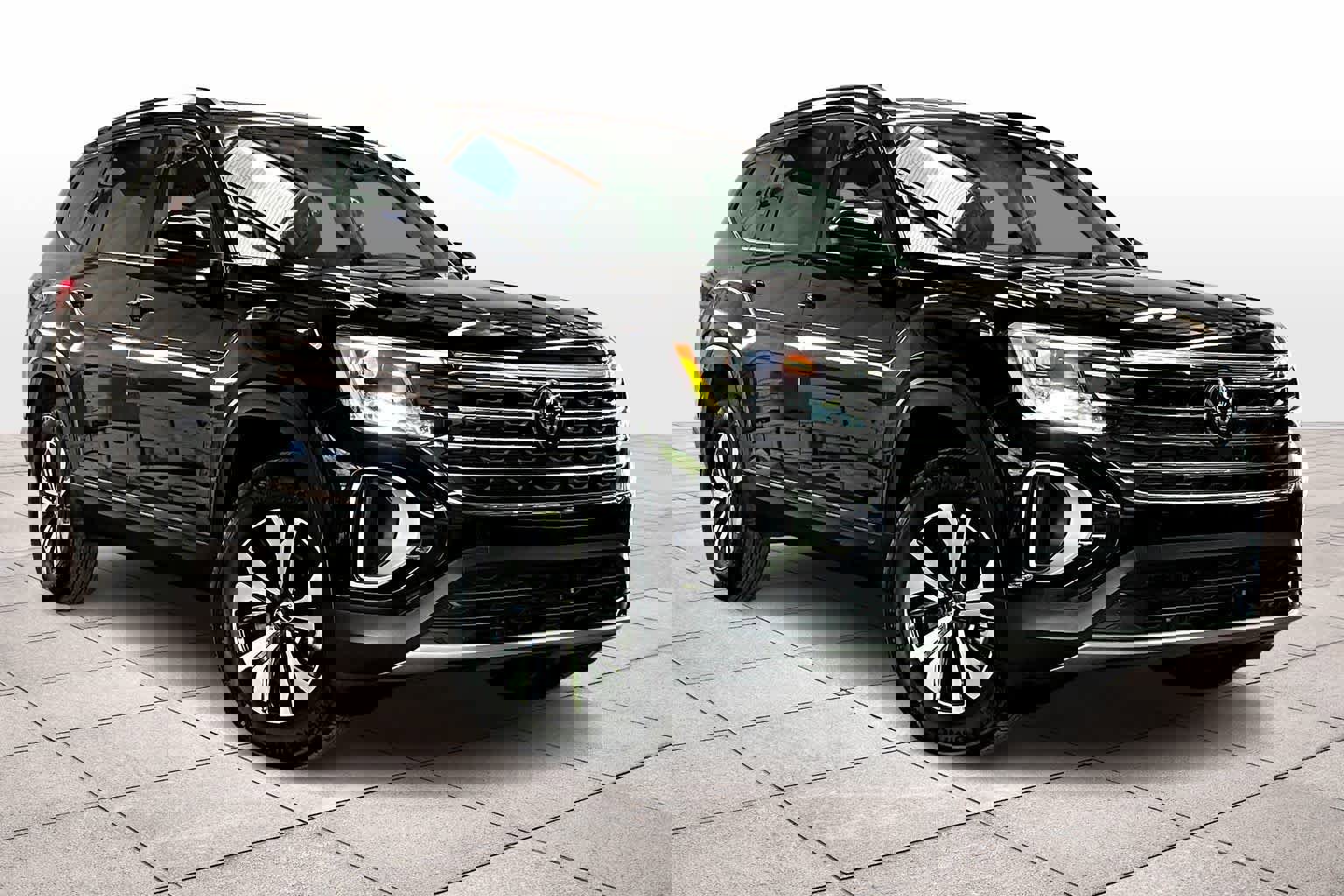 Used 2025 Volkswagen Atlas SE image 2