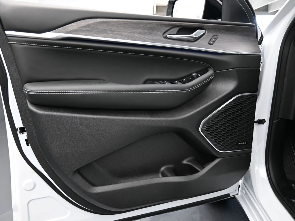 Used 2024 Jeep Grand Cherokee L Overland image 12