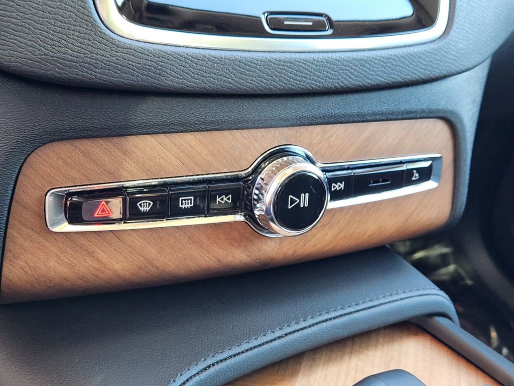 New 2025 Volvo XC90 B5 Plus w/ Protection Package Premier image 16