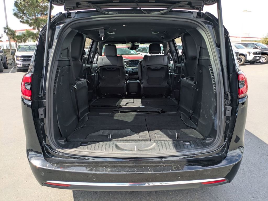 Used 2025 Chrysler Pacifica Select FWD image 31