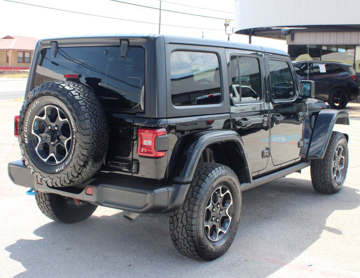 Used 2023 Jeep Wrangler Unlimited Rubicon 4xe w/ Cold Weather Group AWD/4WD image 3