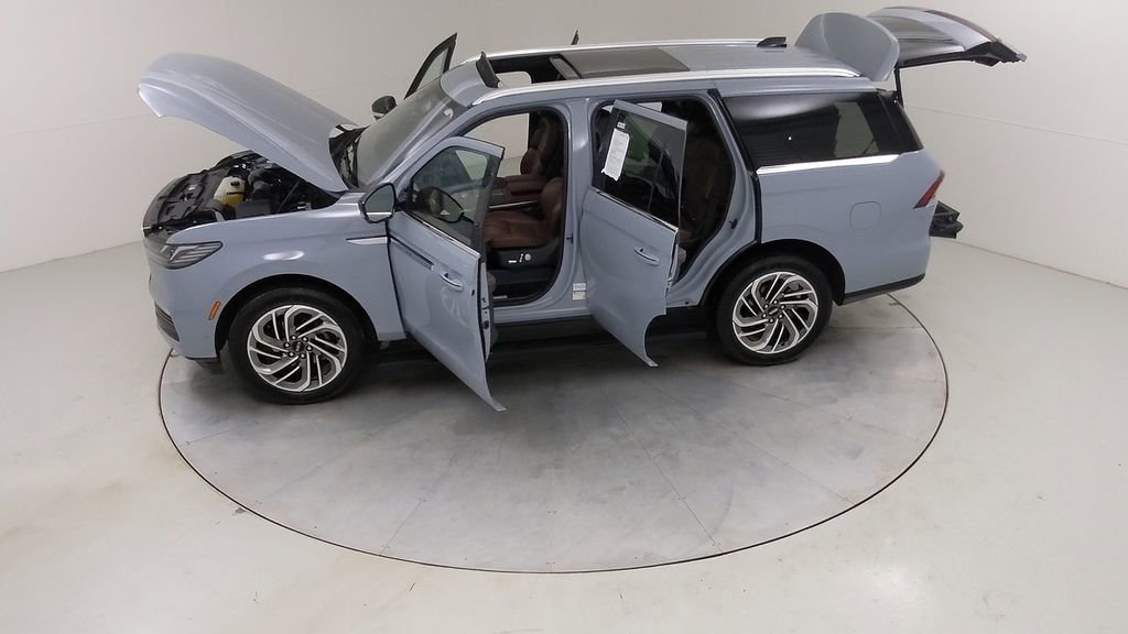 Used 2025 Lincoln Navigator Reserve image 59