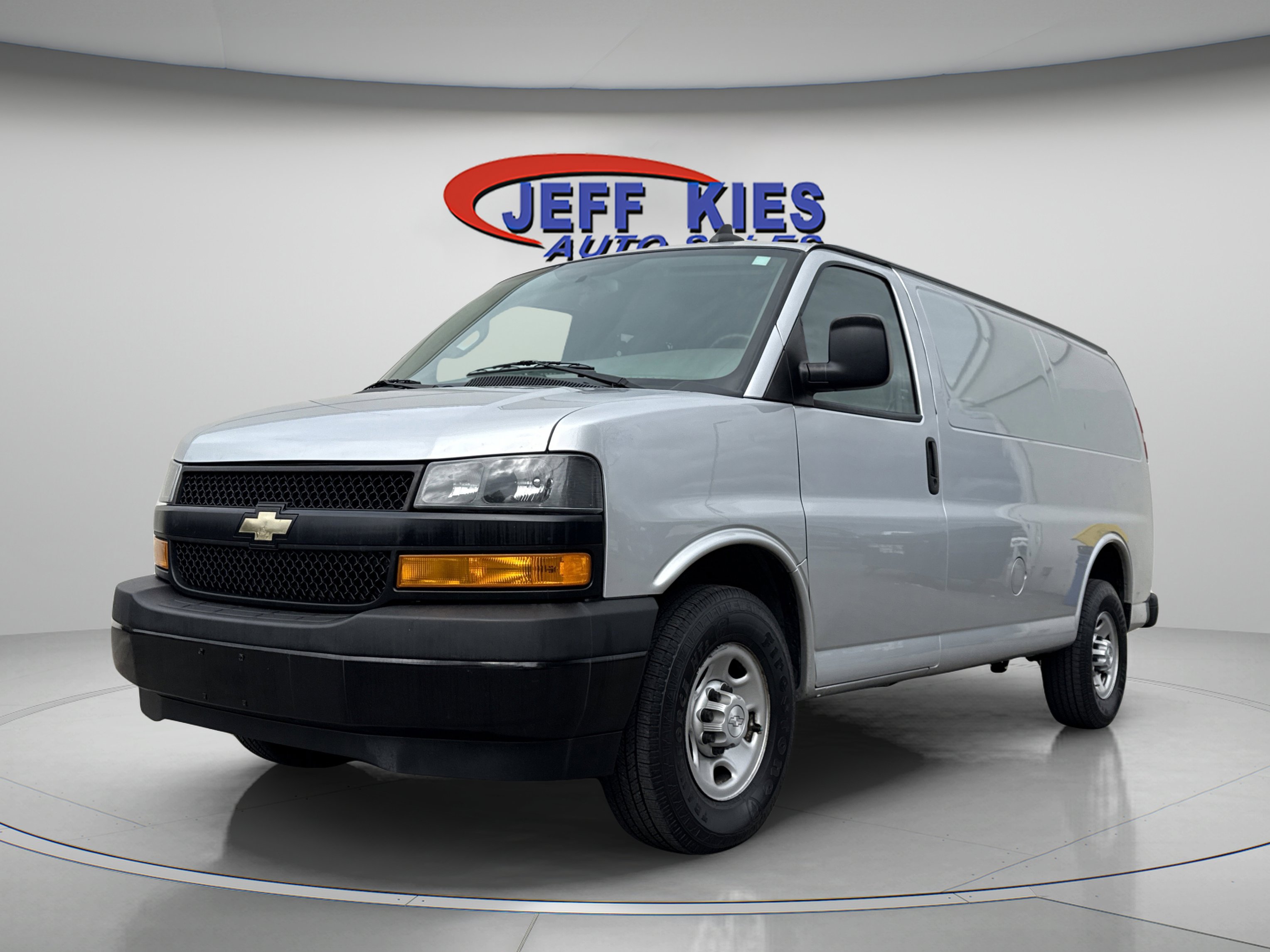 Used 2018 Chevrolet Express 2500 image 1