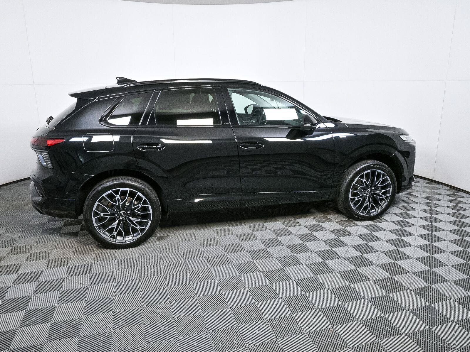 New 2026 Audi Q3 quattro 2.0T AWD/4WD image 2