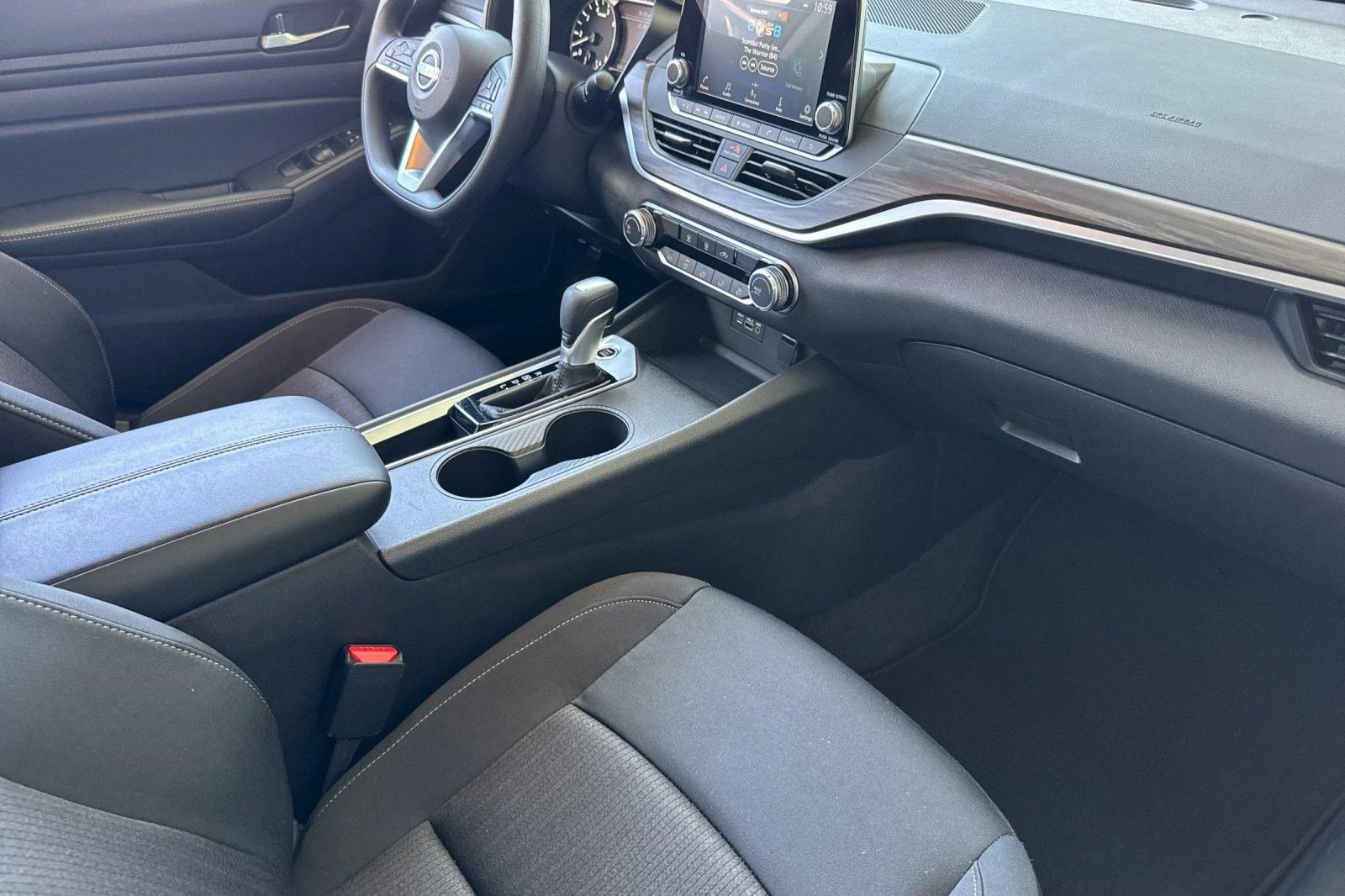 Used 2025 Nissan Altima 2.5 SV FWD image 31