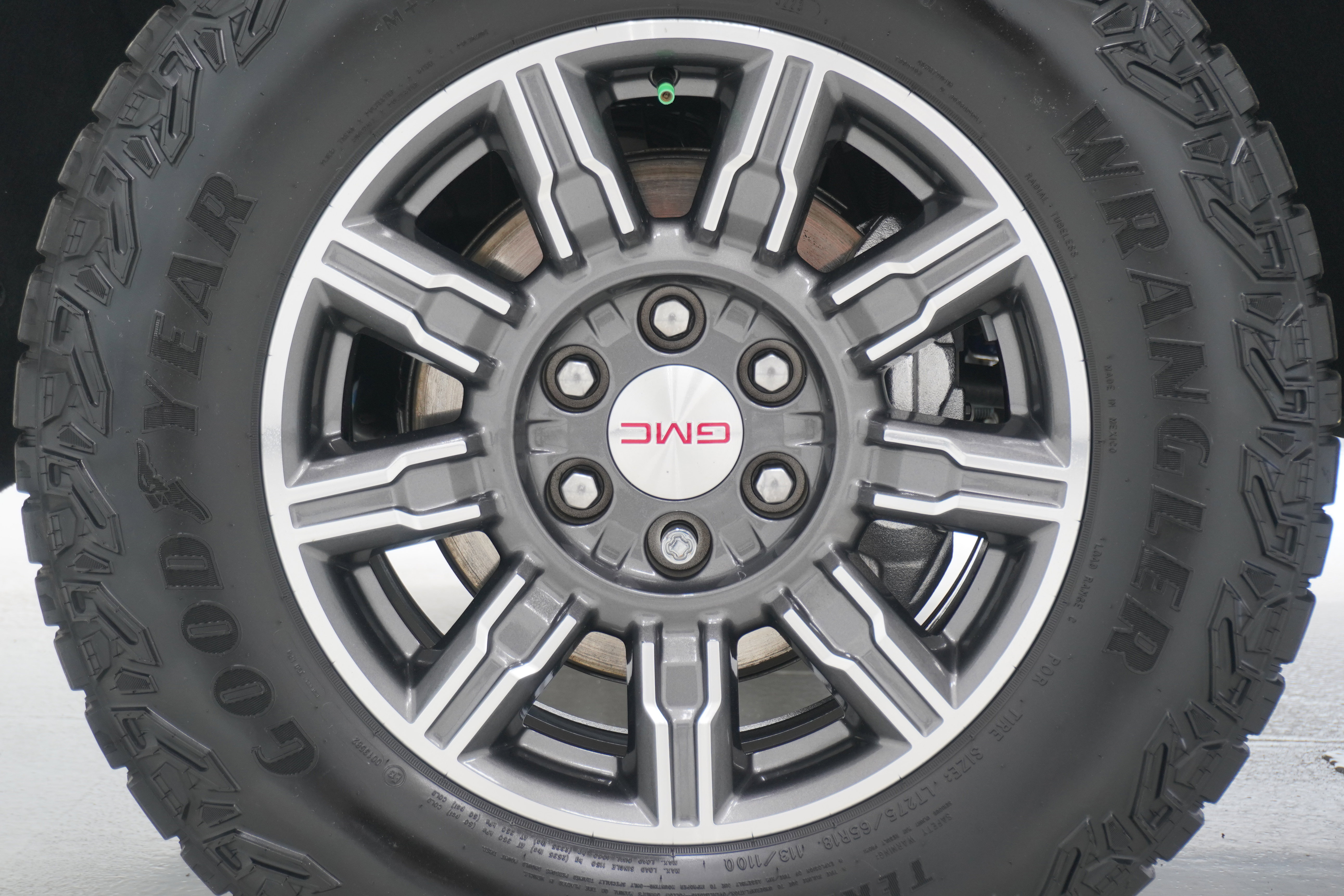 Used 2024 GMC Sierra 1500 AT4 w/ Technology Package AWD/4WD image 33