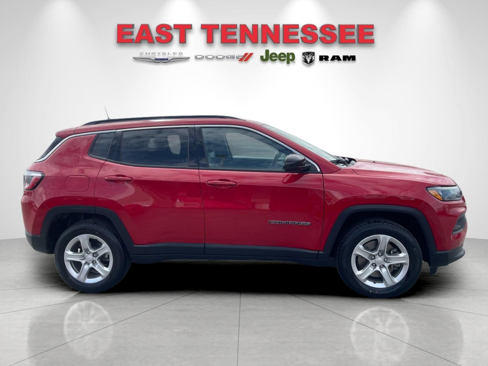 Used 2023 Jeep Compass Latitude image 2