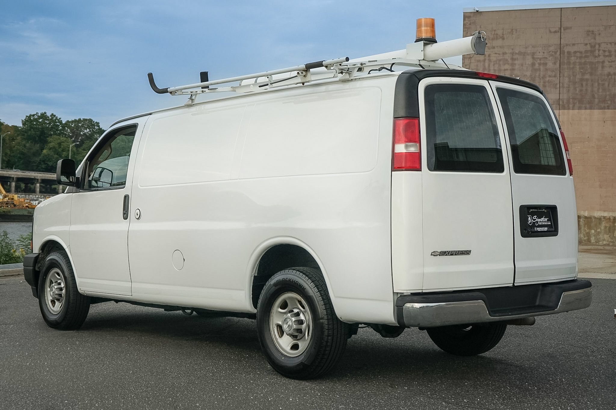 Used 2017 Chevrolet Express 2500 RWD image 2