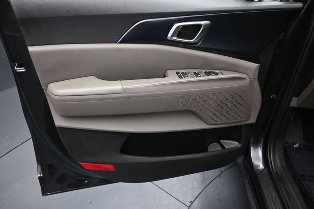 Used 2025 Kia Carnival FWD image 13