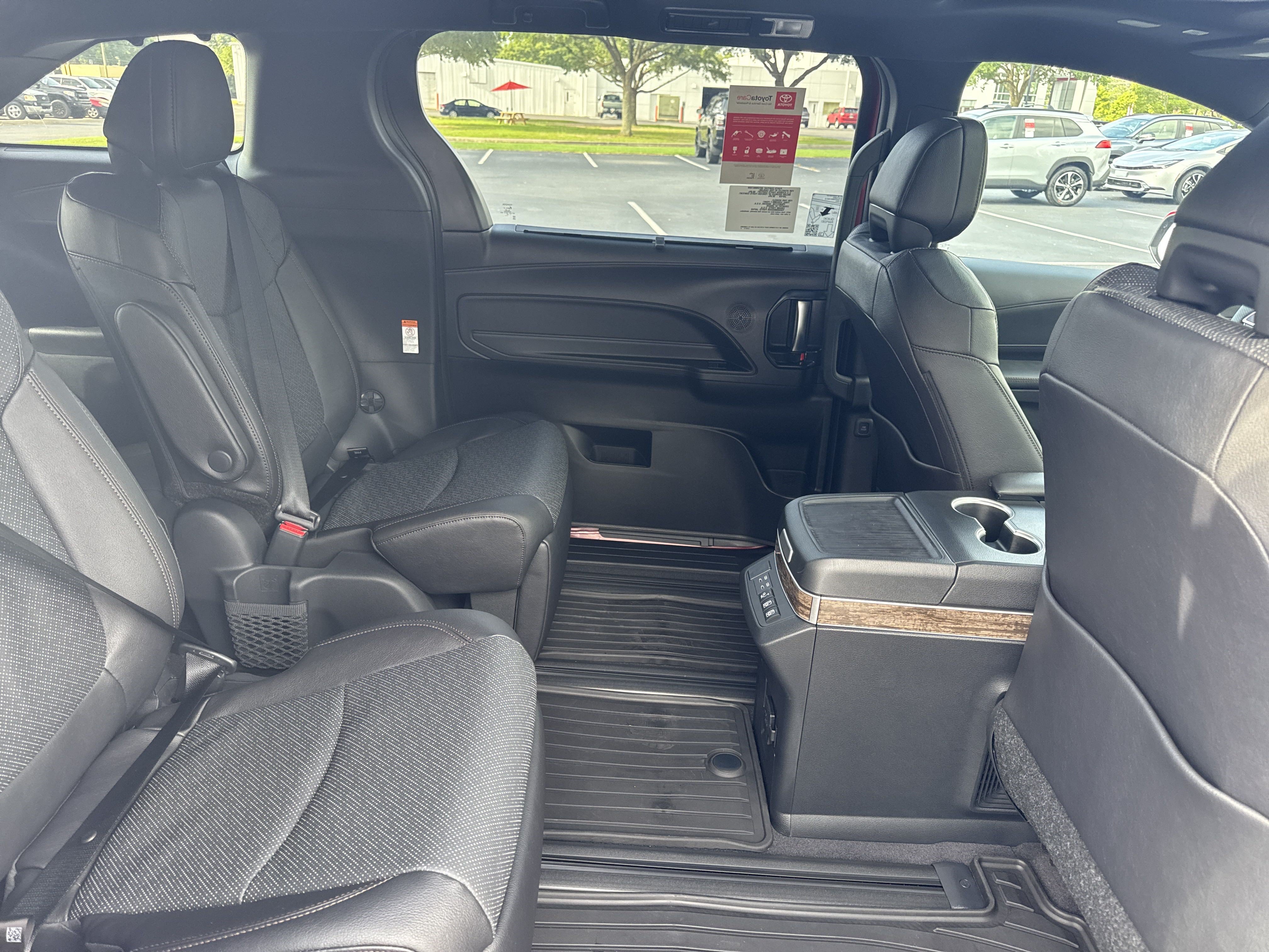 New 2025 Toyota Sienna Platinum FWD image 33