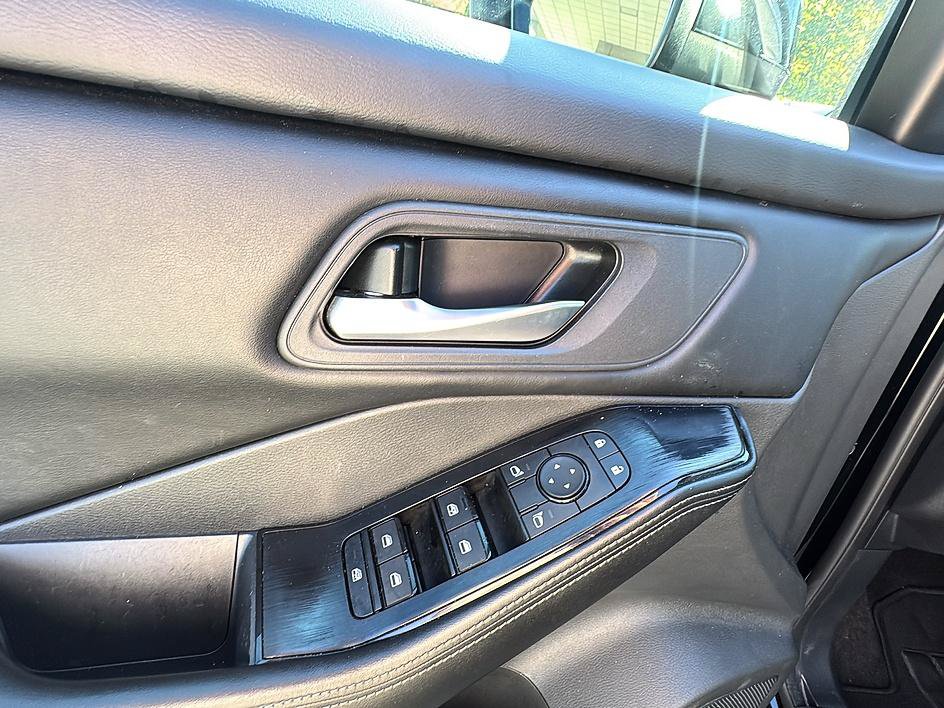 Certified 2025 Nissan Rogue SV FWD image 15