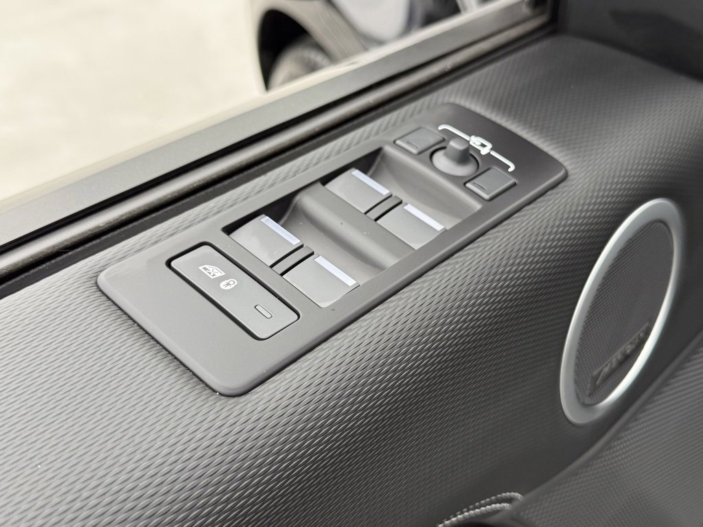 New 2025 Land Rover Discovery Dynamic SE image 9