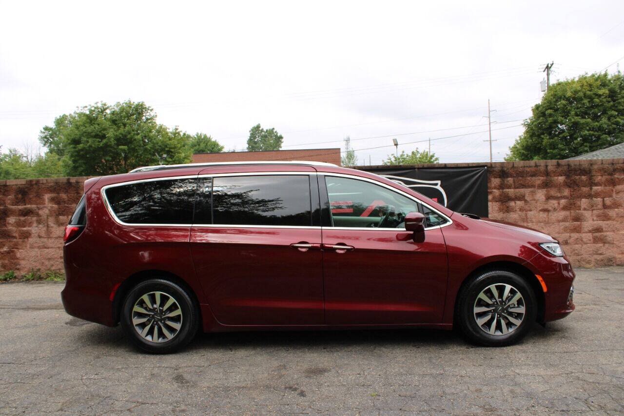 Used 2021 Chrysler Pacifica Touring-L FWD image 5