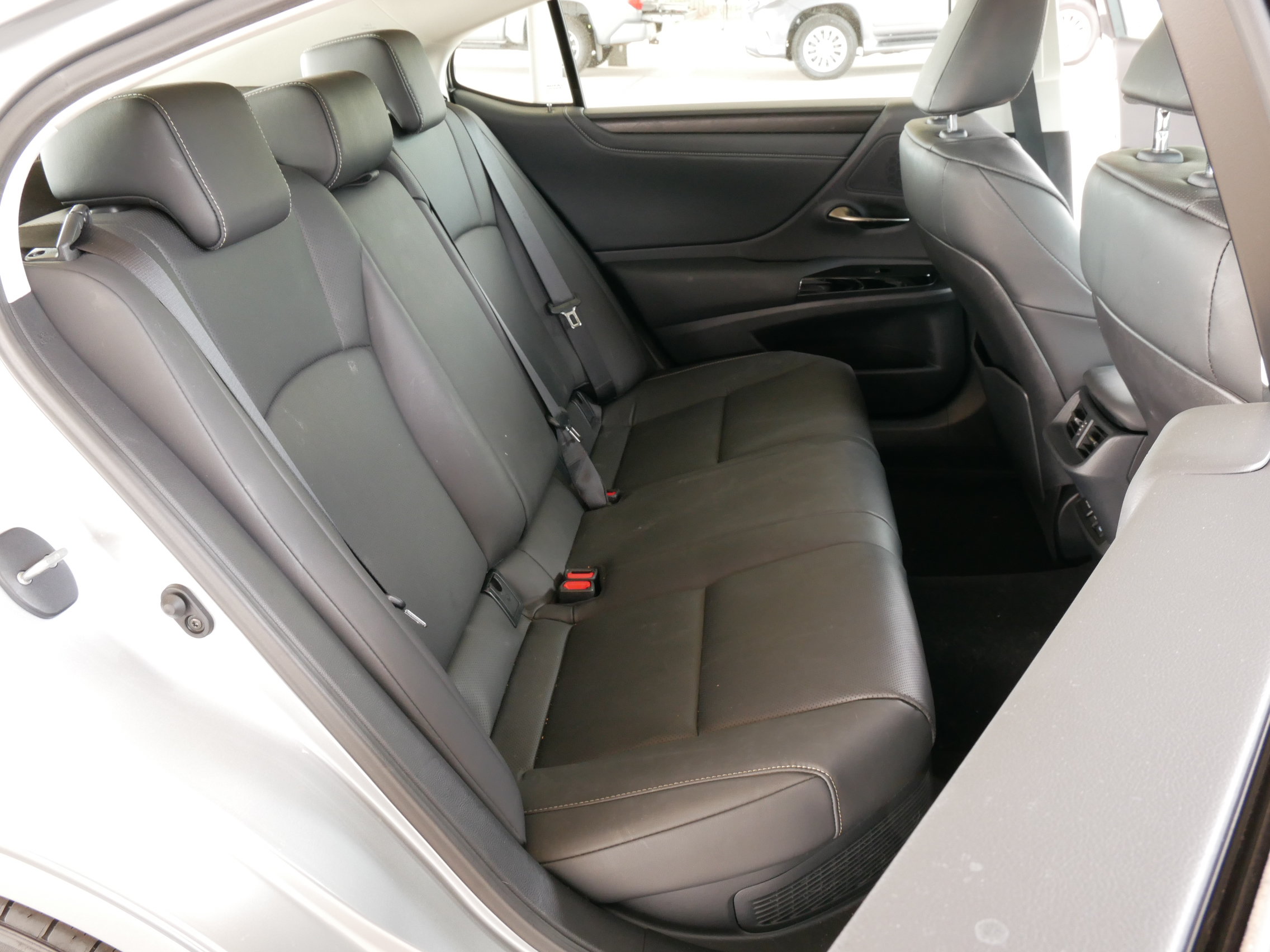 Used 2025 Lexus ES 300h w/ Premium Package FWD image 3