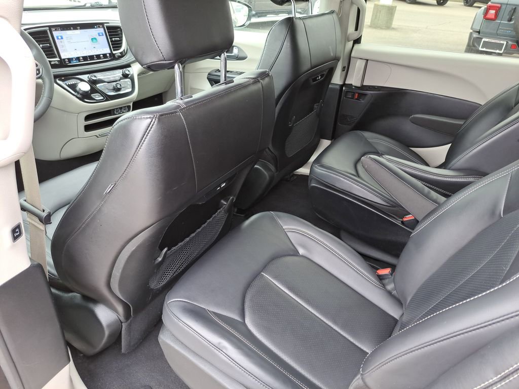 Used 2024 Chrysler Pacifica Select image 16