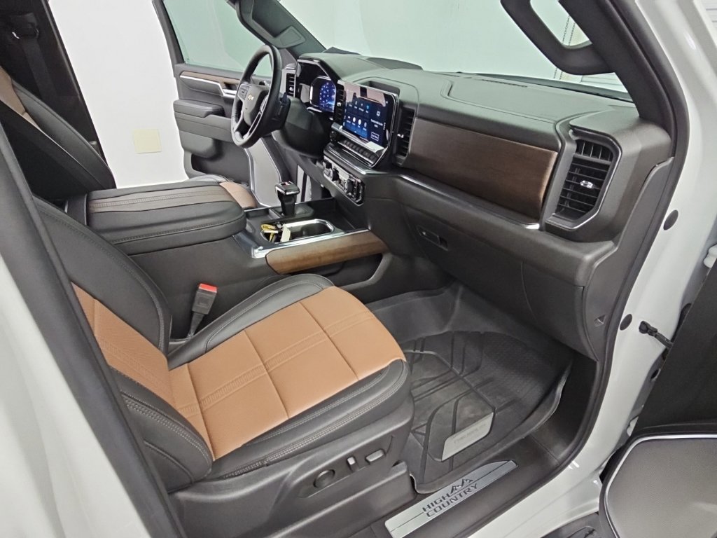 Used 2024 Chevrolet Silverado 1500 High Country w/ Technology Package AWD/4WD image 40