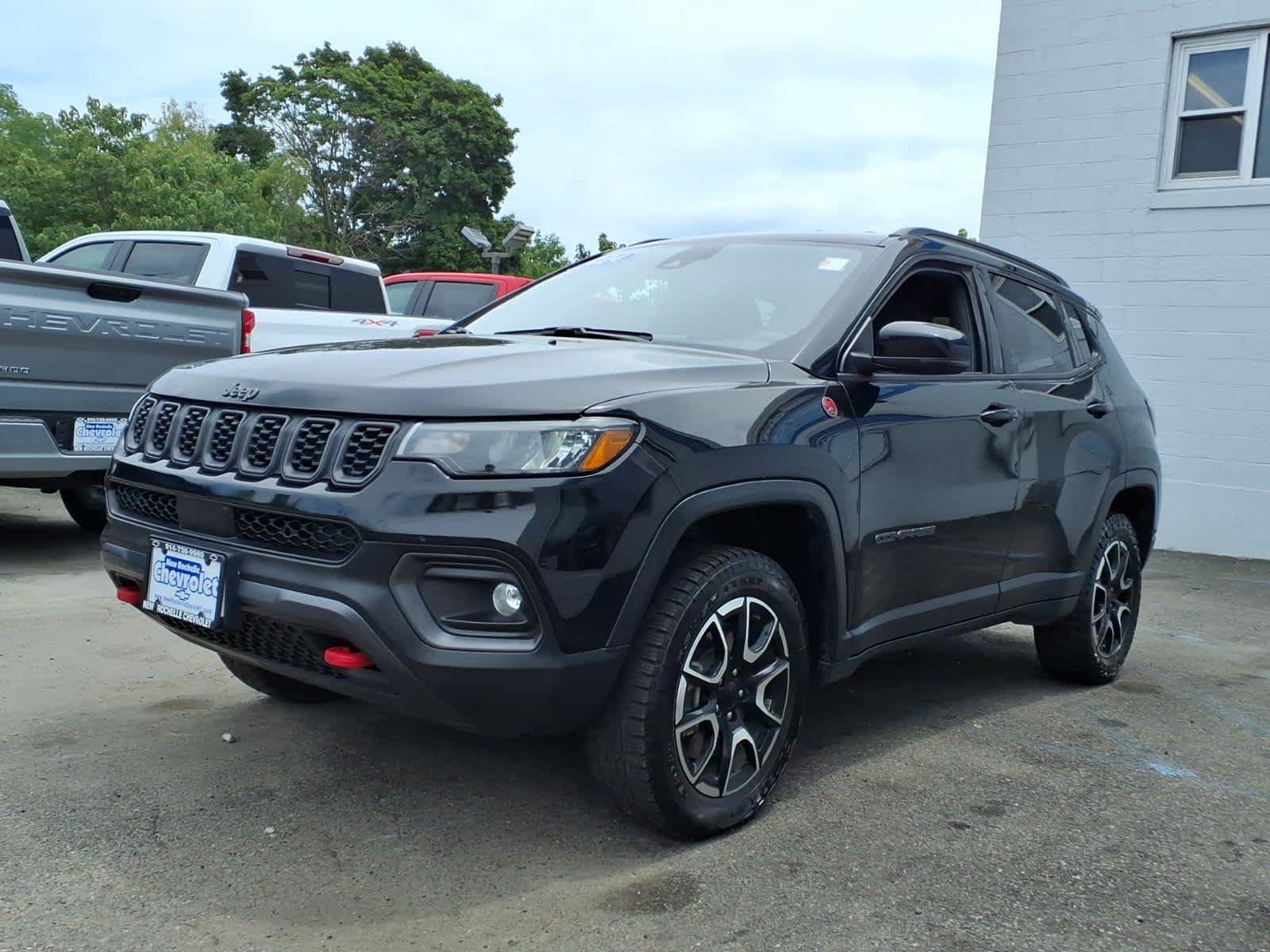 Used 2024 Jeep Compass Trailhawk AWD/4WD image 3