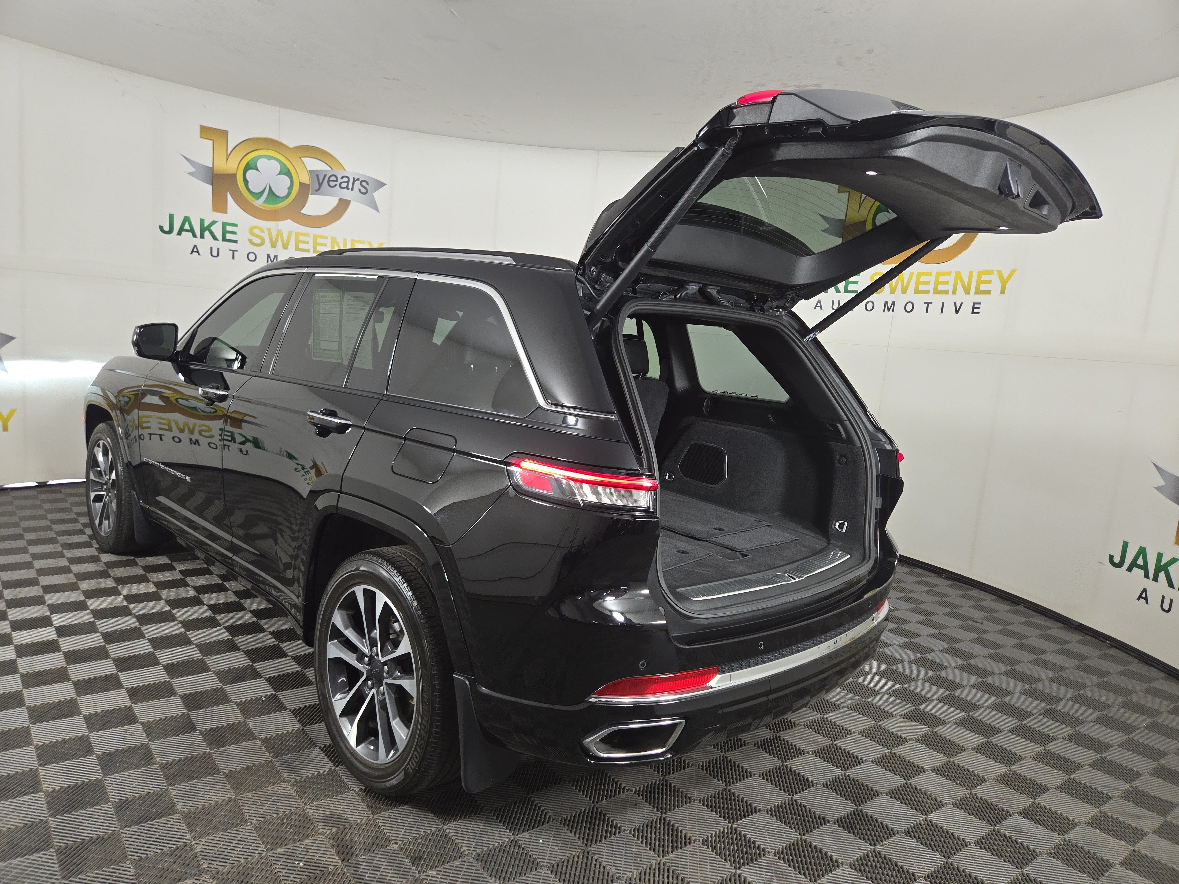 Used 2023 Jeep Grand Cherokee Overland w/ Luxury Tech Group IV AWD/4WD image 36