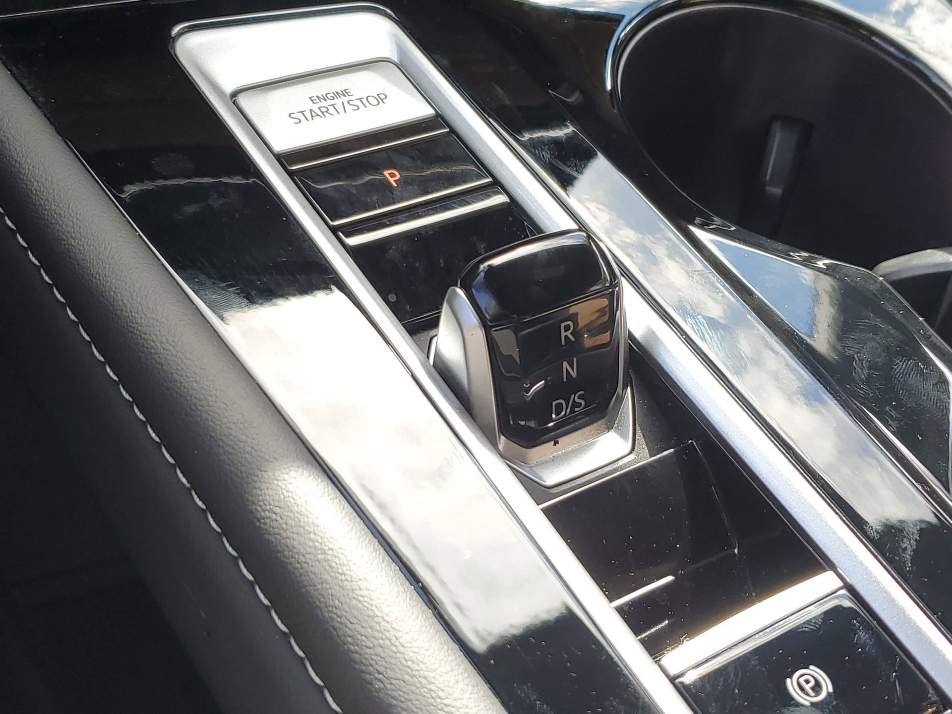 Used 2025 Volkswagen Atlas Cross Sport SE w/ Black Wheel Package image 30