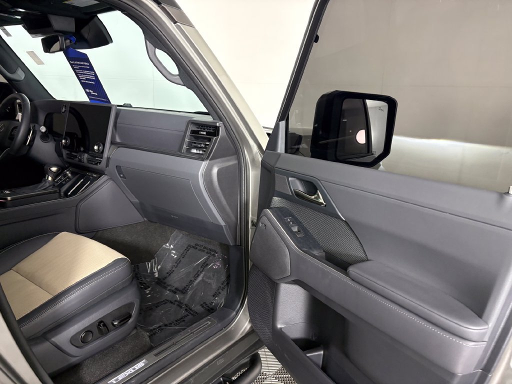 Used 2025 Lexus GX 550 w/ Accessory Package (CT) AWD/4WD image 37