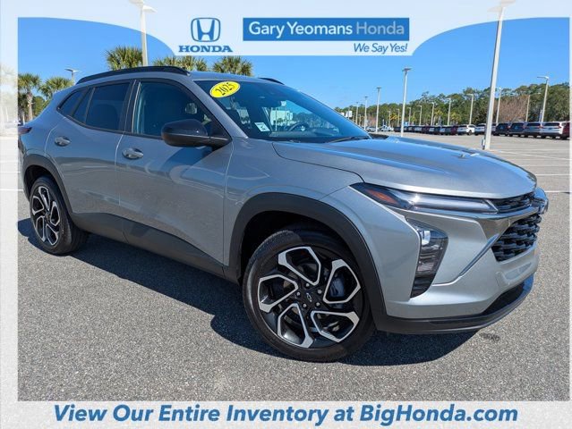 Used 2025 Chevrolet Trax RS w/ Driver Confidence Package image 4