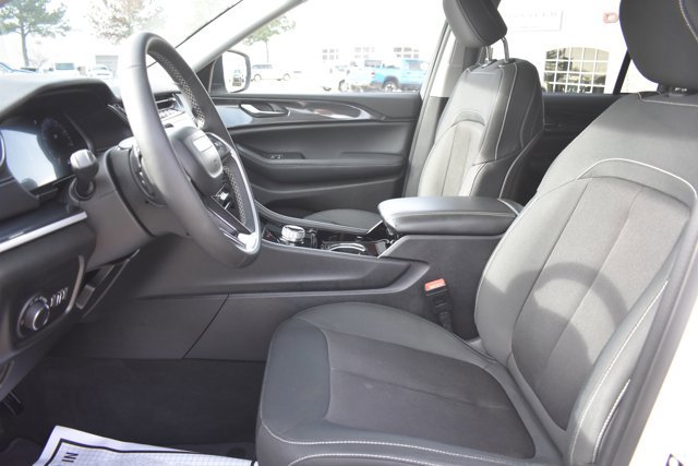 Used 2023 Jeep Grand Cherokee Laredo AWD/4WD image 16