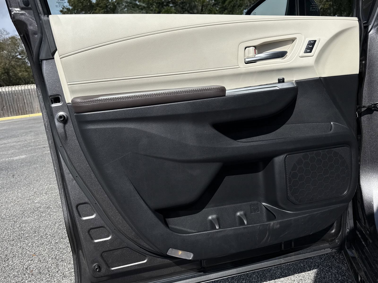 Used 2023 Toyota Sienna Platinum image 19