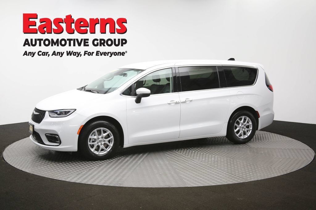 Used 2023 Chrysler Pacifica Touring-L FWD image 59