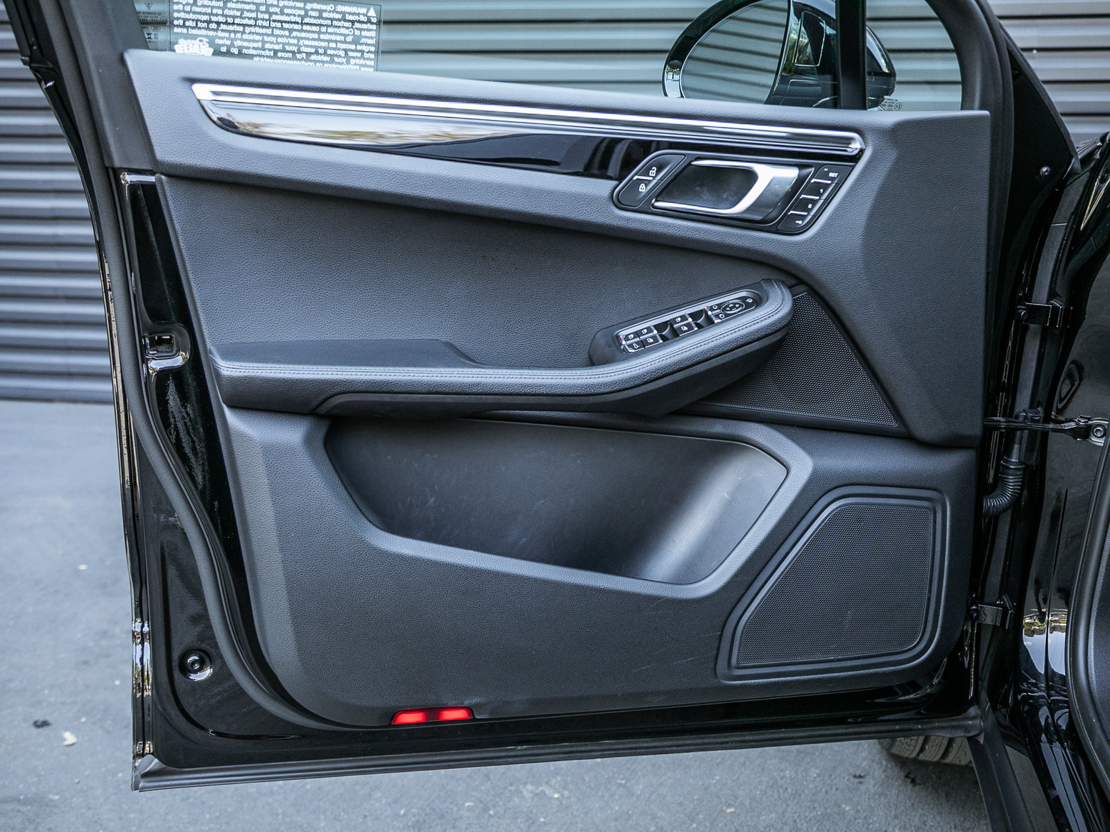 Certified 2023 Porsche Macan AWD/4WD image 17