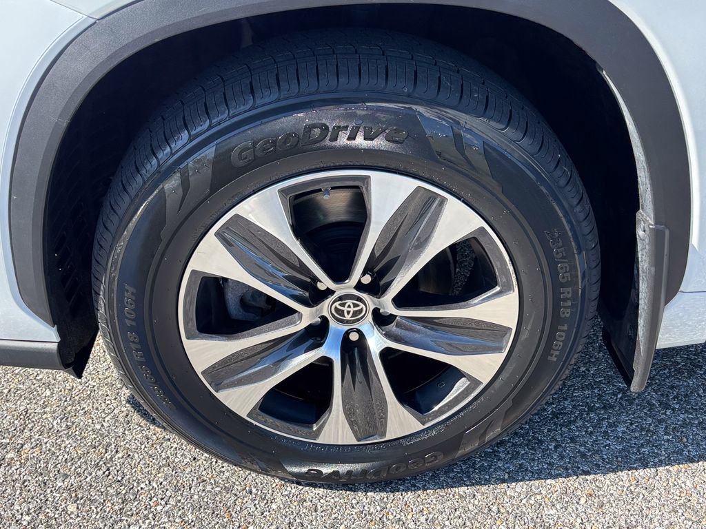 Used 2022 Toyota Highlander XLE AWD/4WD image 49