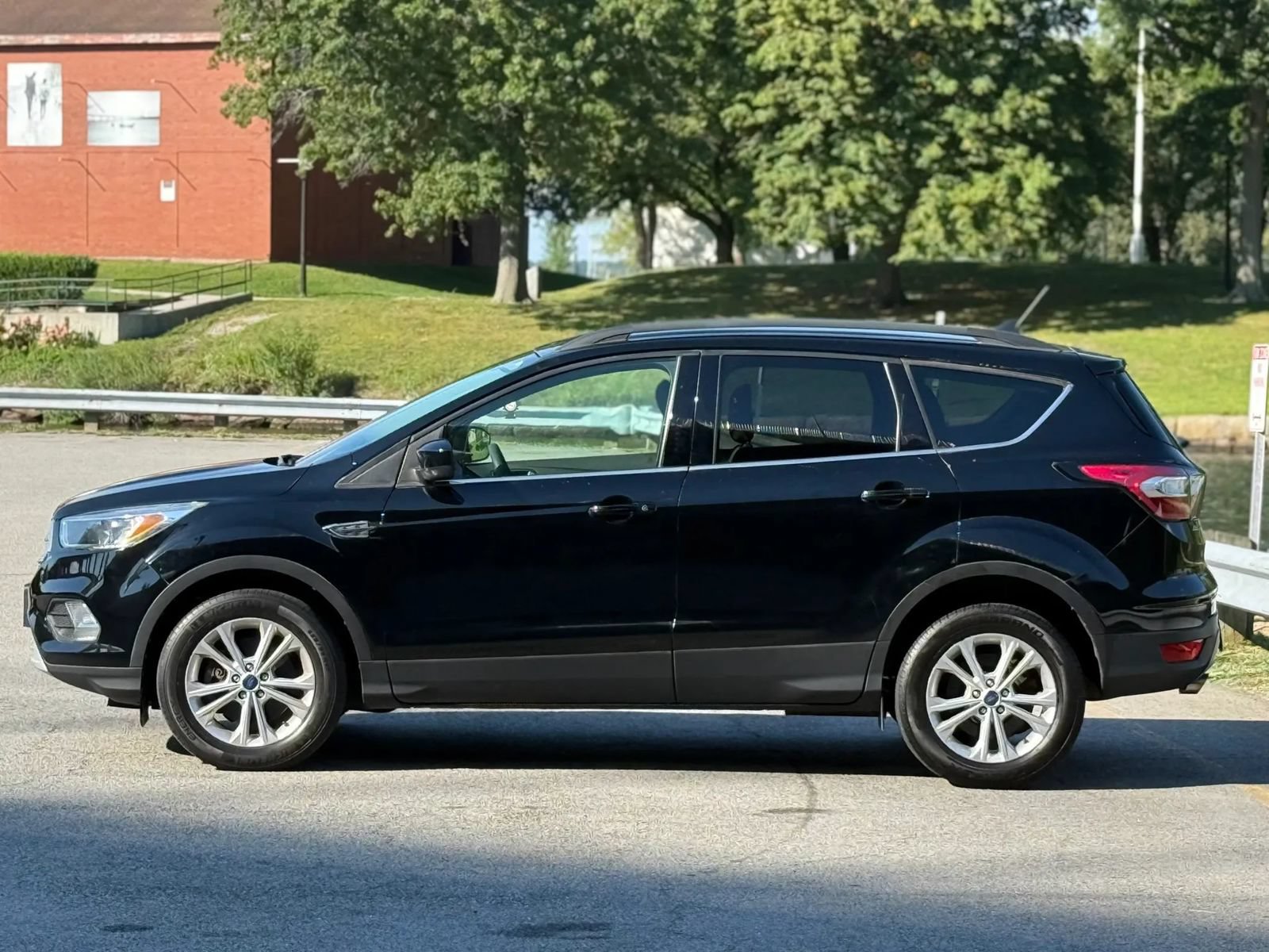 Used 2018 Ford Escape SE w/ SE Sync 3 Package AWD/4WD image 4