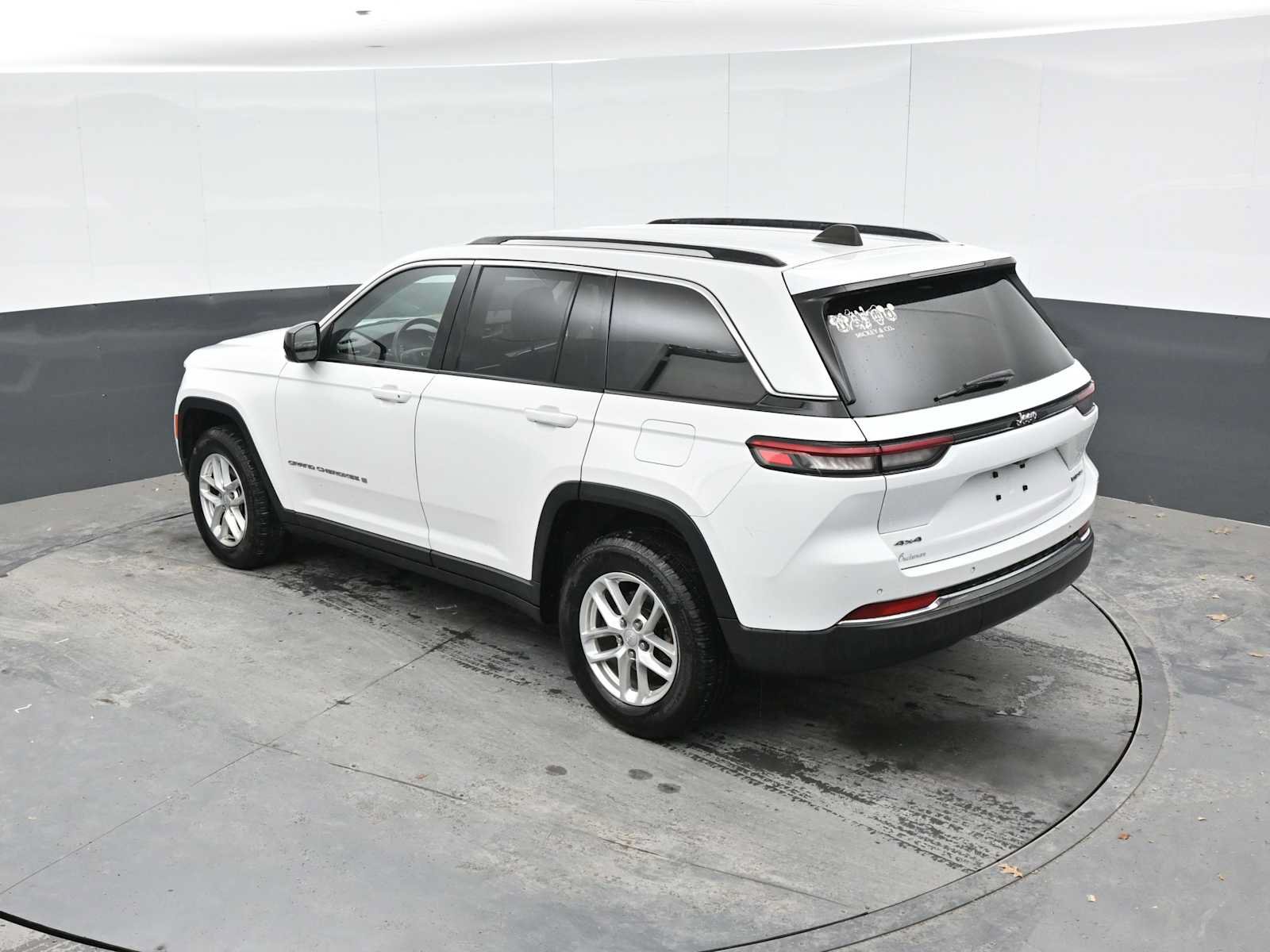 Used 2023 Jeep Grand Cherokee Laredo AWD/4WD image 12
