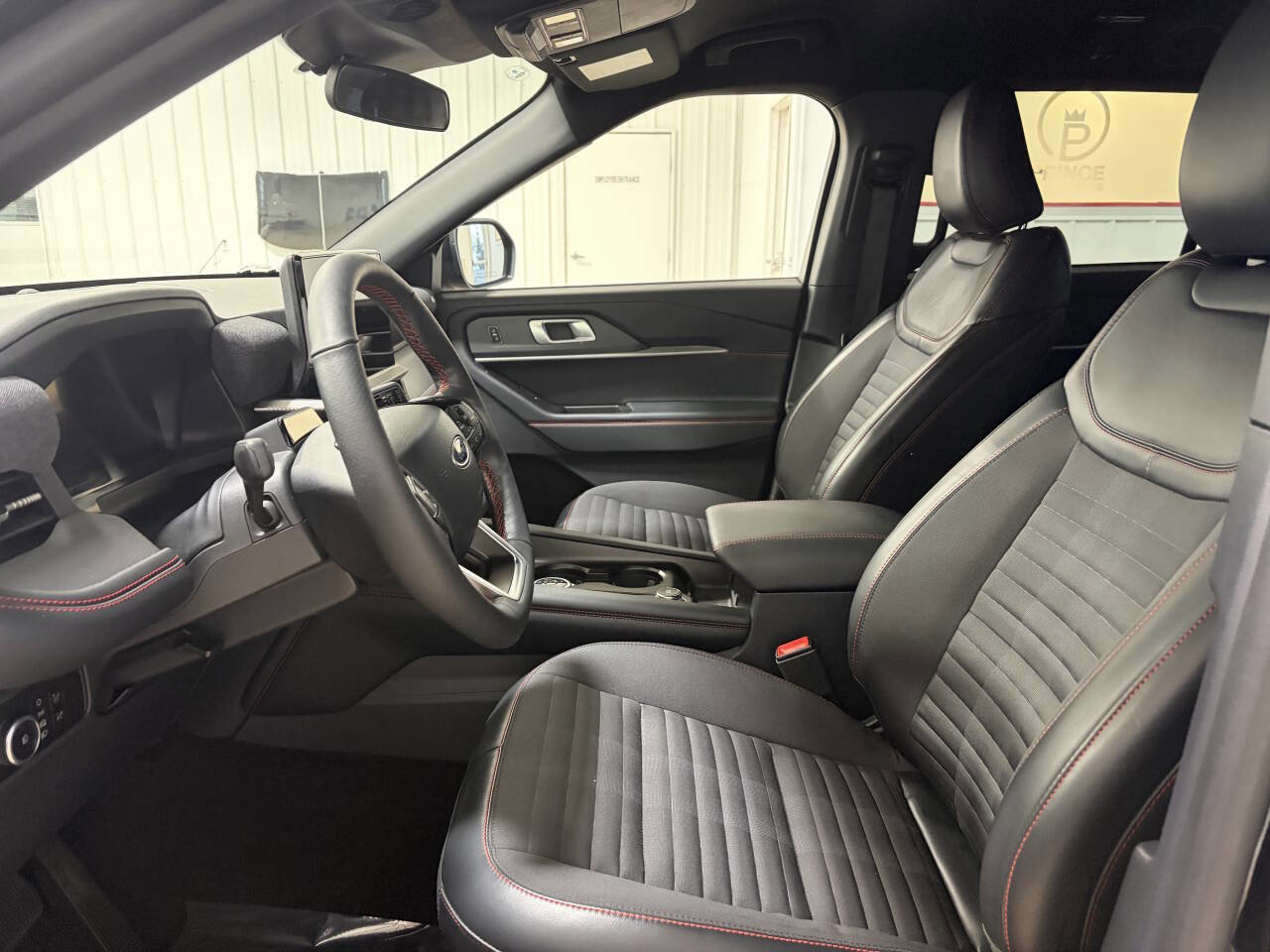 Used 2025 Ford Explorer ST-Line w/ ST-Line Street Pack image 8