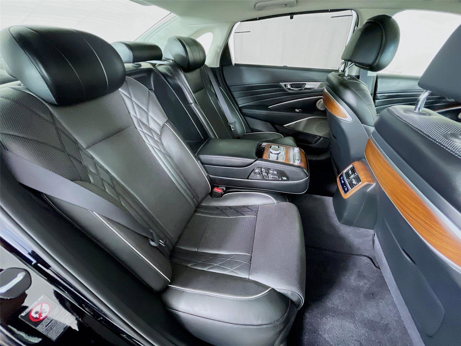 Used 2019 Kia K900 Luxury w/ VIP Package image 30