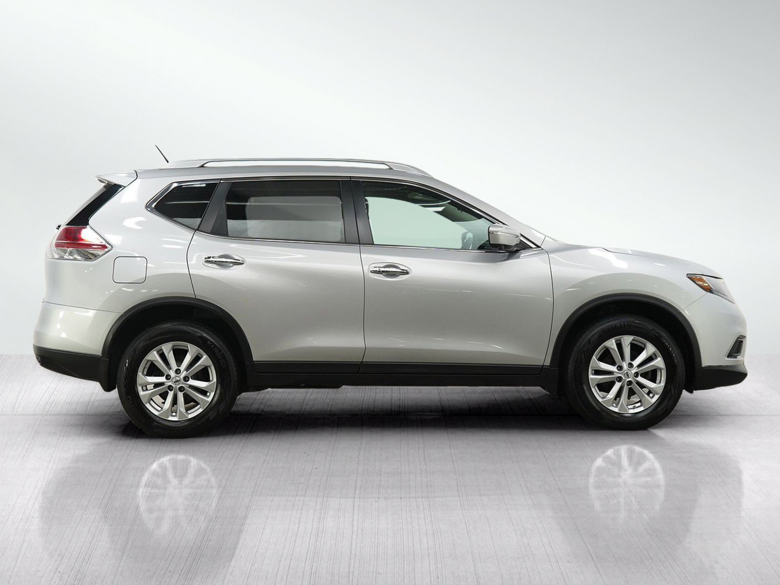 Used 2015 Nissan Rogue SV w/ SV Premium Package AWD/4WD image 6