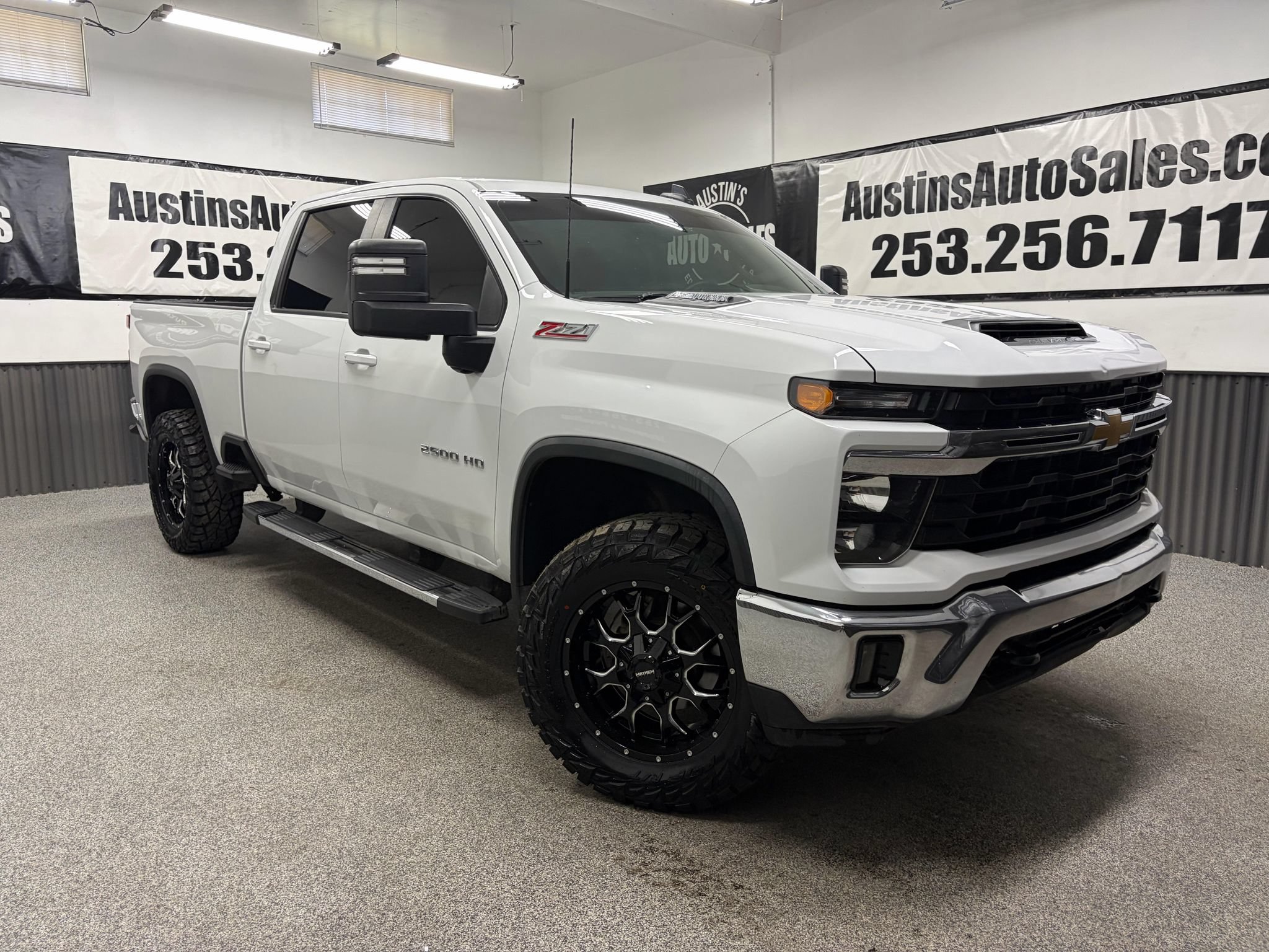 Used 2024 Chevrolet Silverado 2500 LT AWD/4WD image 1