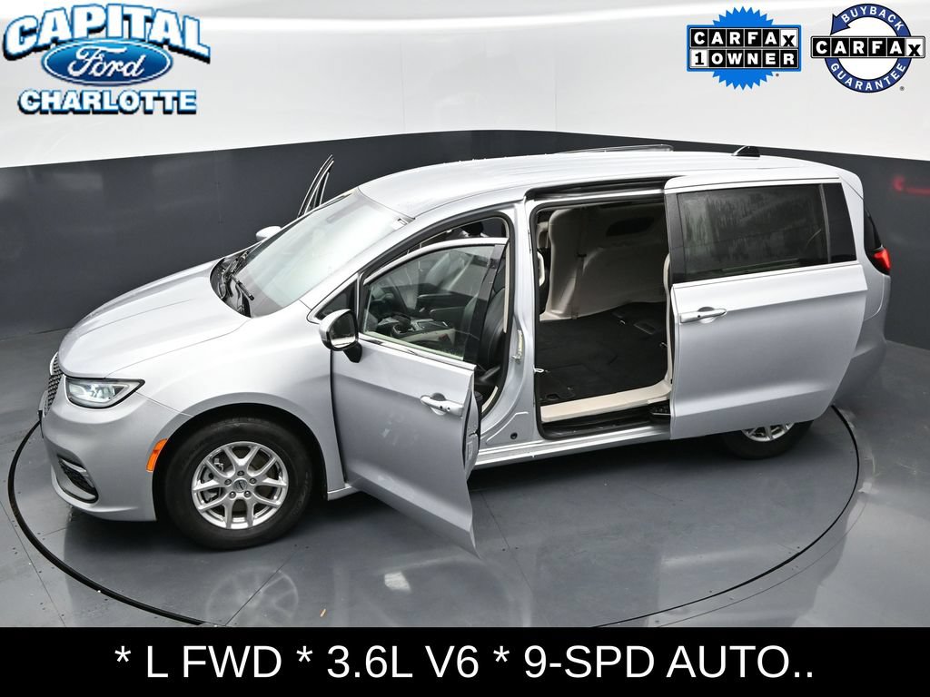 Used 2023 Chrysler Pacifica Touring-L FWD image 34