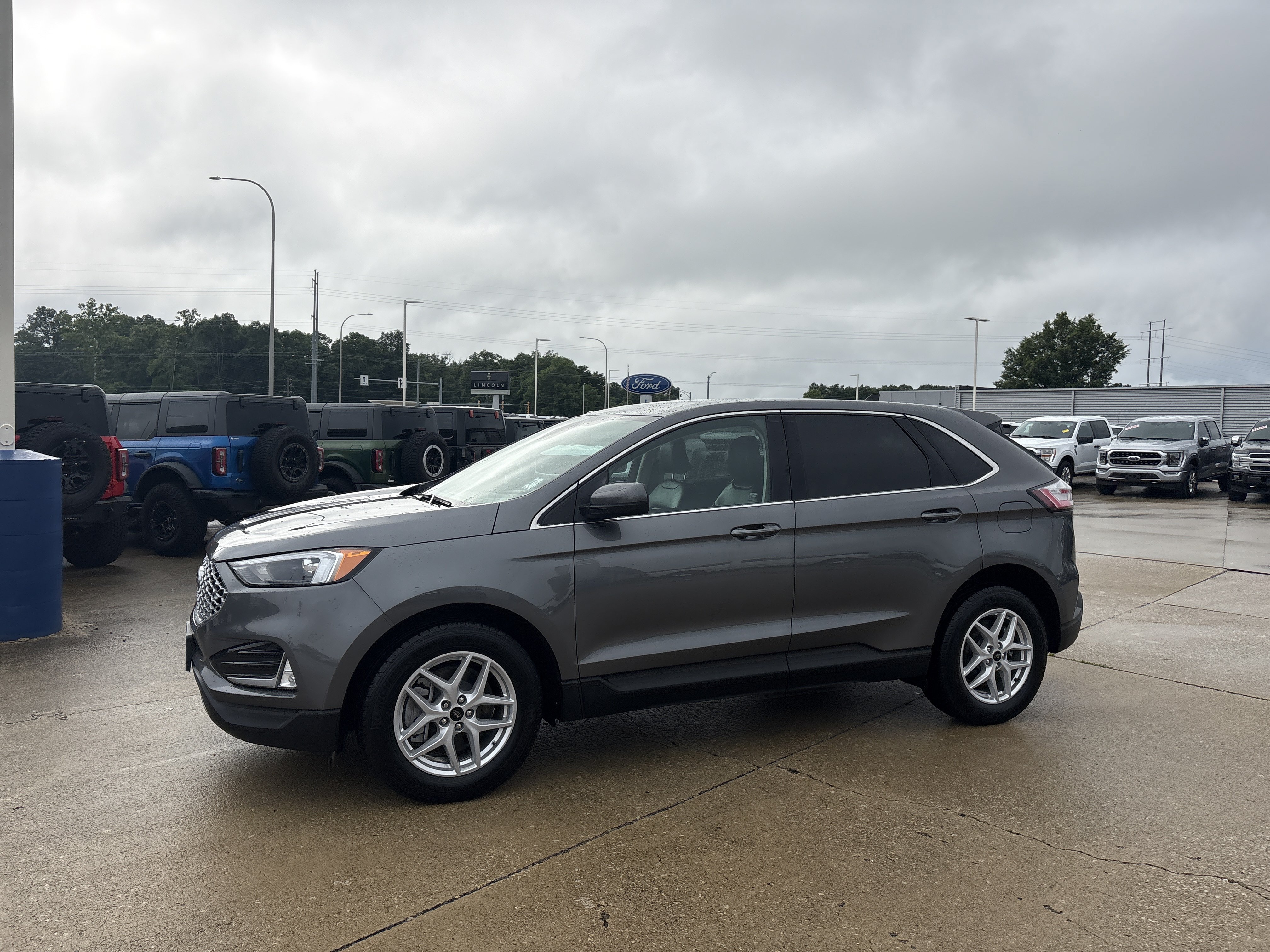Used 2024 Ford Edge SEL w/ Convenience Package AWD/4WD image 3