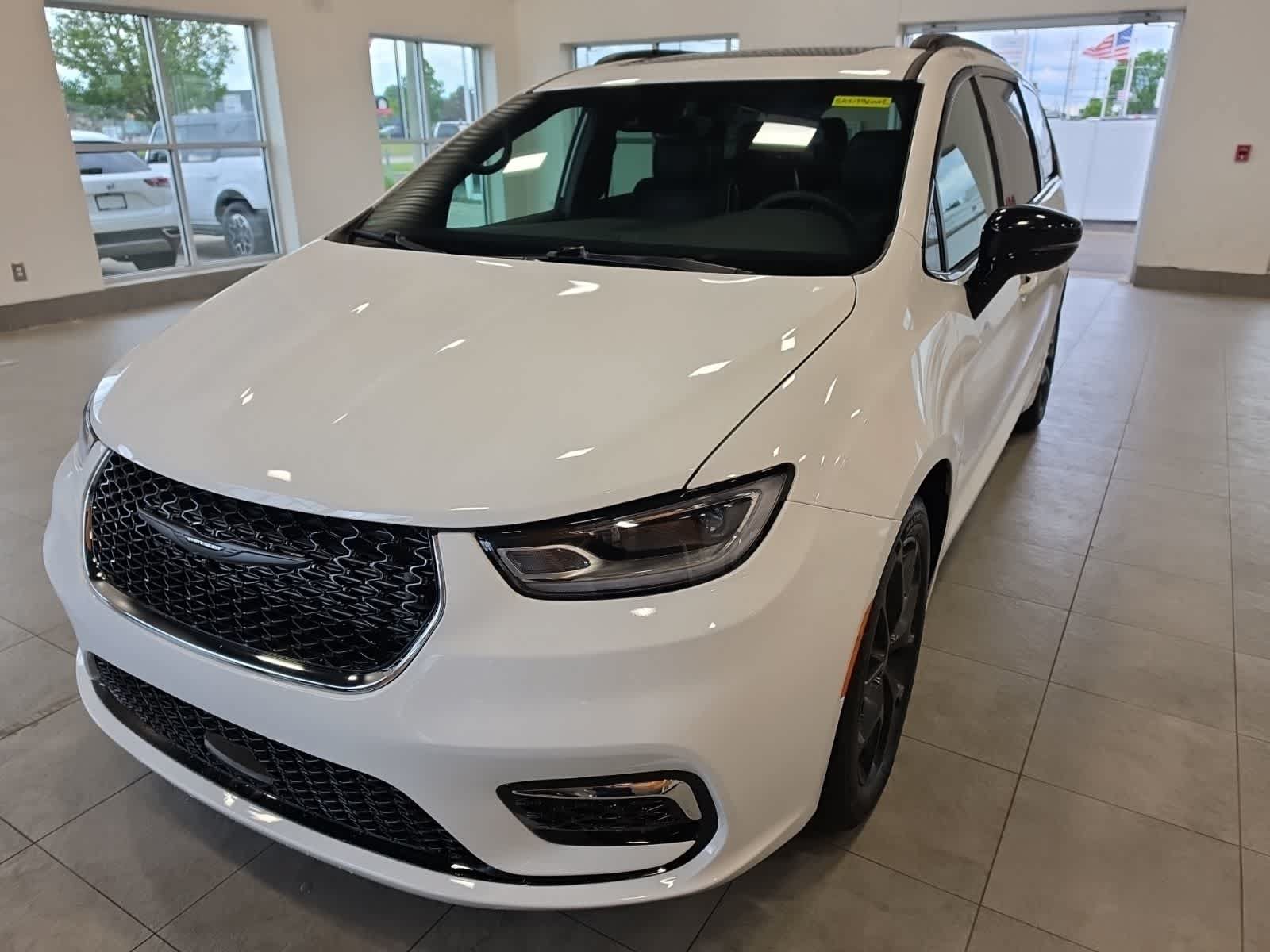 Used 2025 Chrysler Pacifica Limited FWD image 2