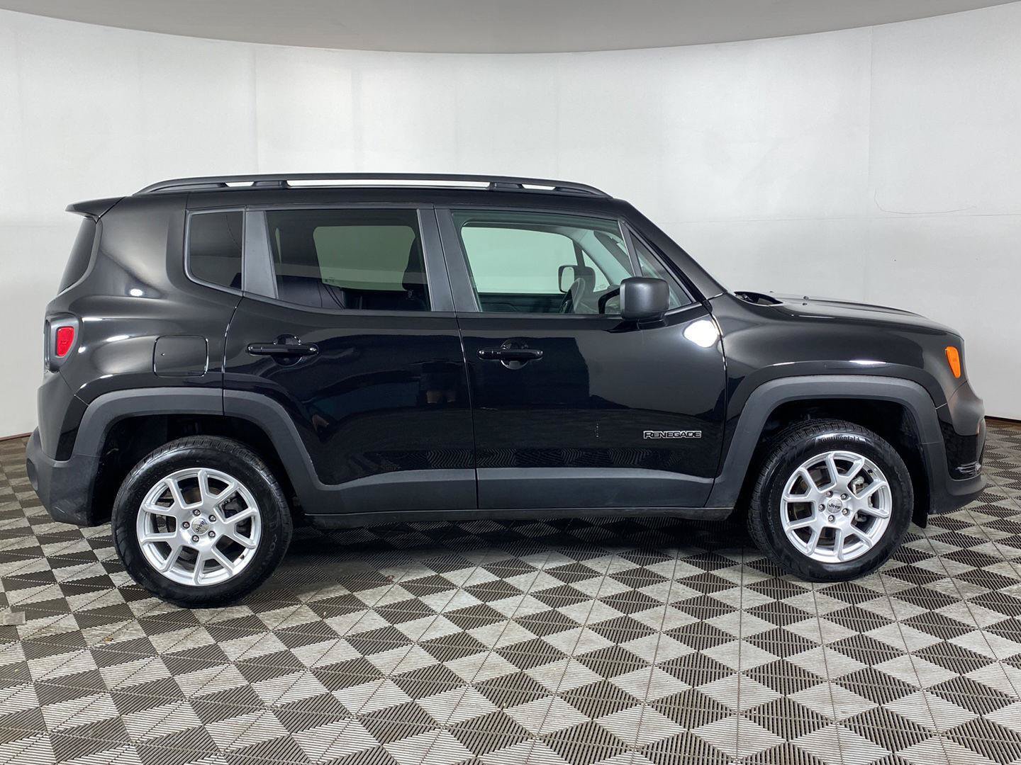 Used 2022 Jeep Renegade Latitude w/ Convenience Group AWD/4WD image 5