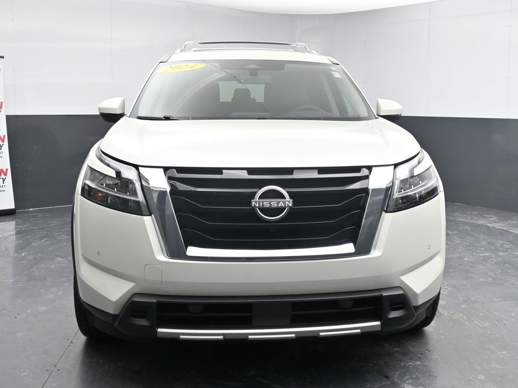 Used 2024 Nissan Pathfinder Platinum w/ Cargo Package image 3