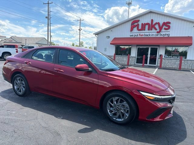 Used 2024 Hyundai Elantra SEL FWD image 1