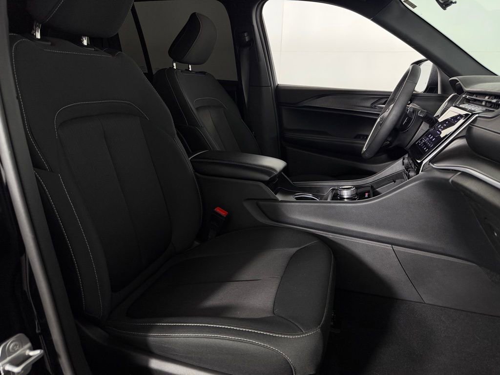 Used 2025 Jeep Grand Cherokee Laredo w/ Luxury Tech Group I image 33