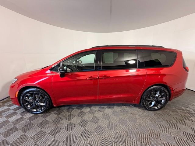 Used 2025 Chrysler Pacifica Limited image 5