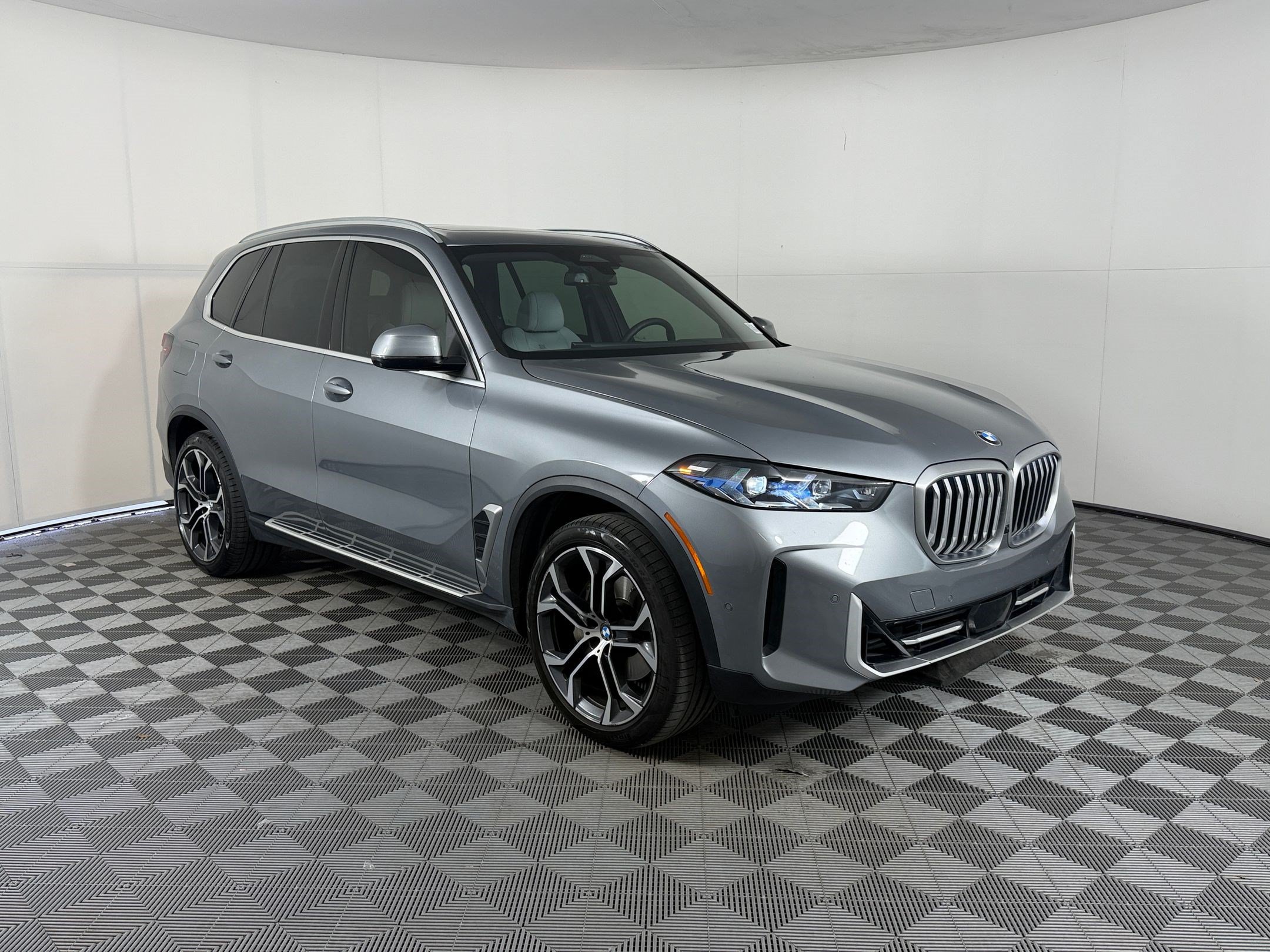 Used 2024 BMW X5 sDrive40i w/ Premium Package RWD image 7