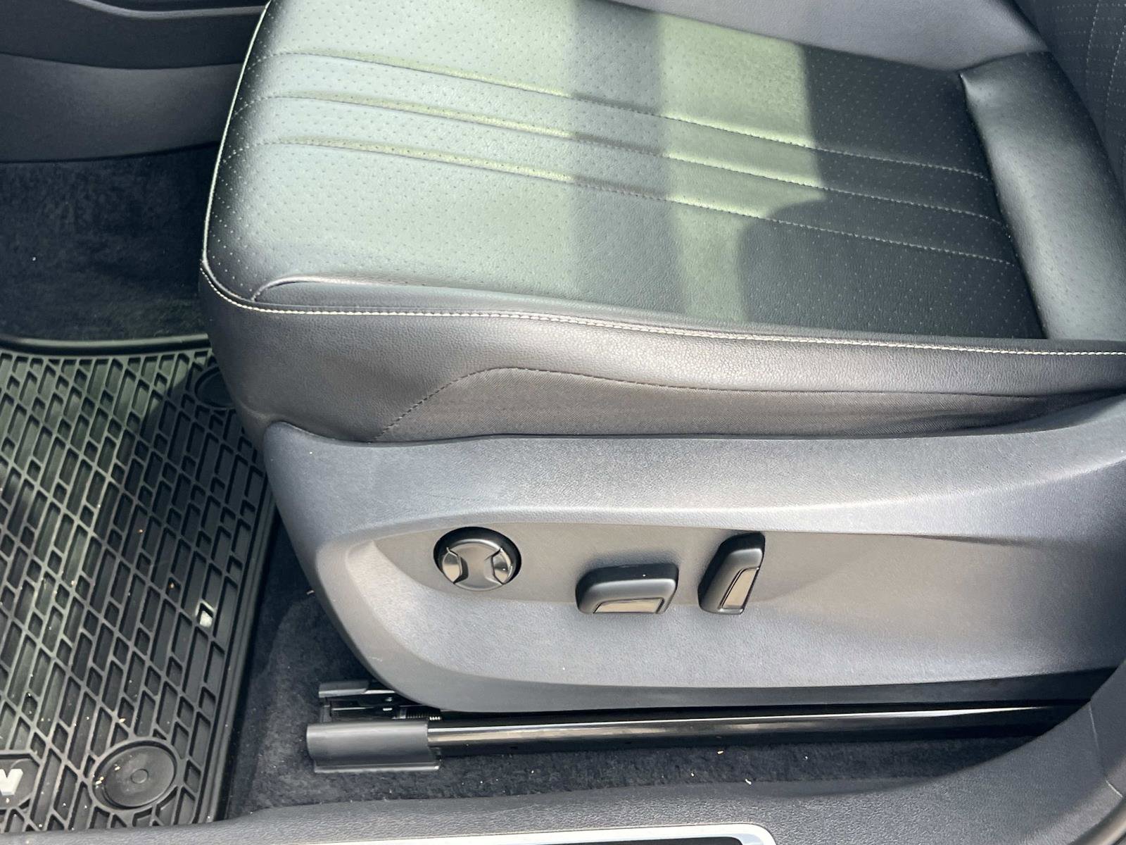 Certified 2022 Volkswagen Tiguan SE R-Line FWD image 17
