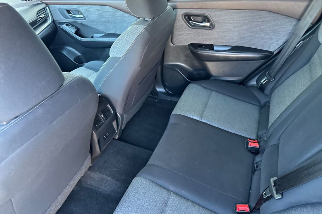 Used 2023 Nissan Rogue SV image 12