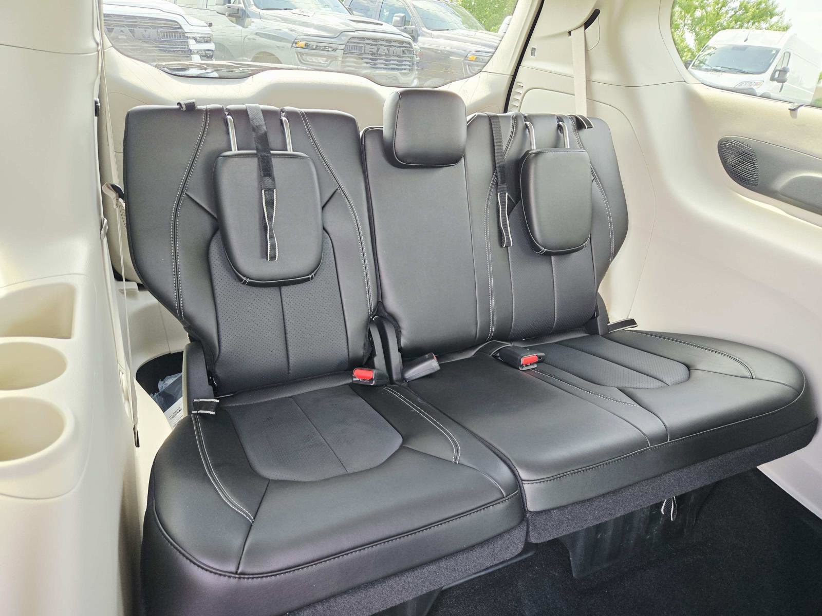 Used 2023 Chrysler Pacifica Touring-L w/ Uconnect Theater Family Group AWD/4WD image 17